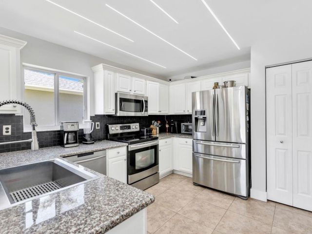 Home for sale at 1220 SW 46th Ter - photo 6041457