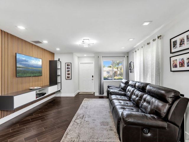 Home for sale at 1220 SW 46th Ter - photo 6041459