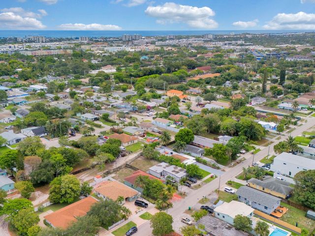 Home for sale at 339 NW 5th Avenue - photo 6058352