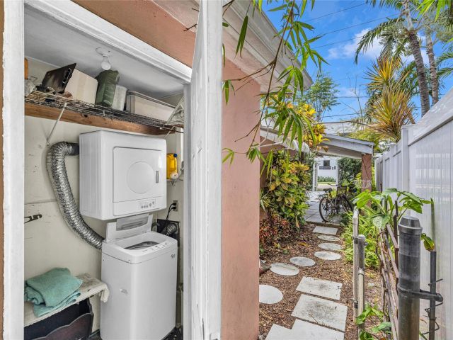 Home for sale at 1009 NE 6th St - photo 6051094