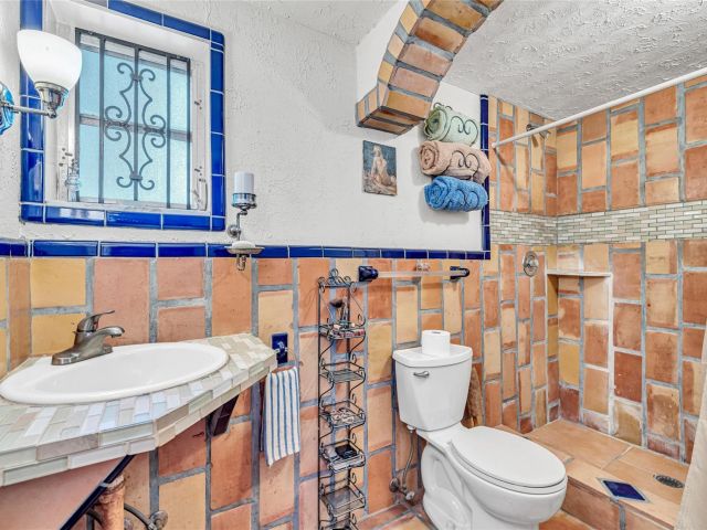 Home for sale at 1009 NE 6th St - photo 6051096