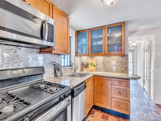 Home for sale at 1009 NE 6th St - photo 6051100