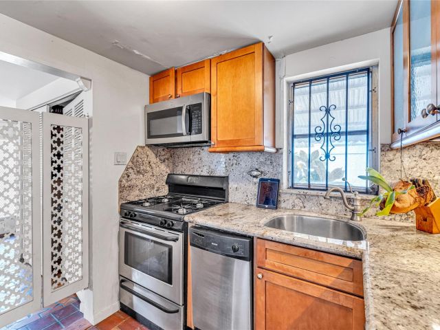 Home for sale at 1009 NE 6th St - photo 6051101