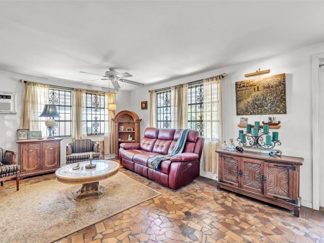 Home for sale at 1009 NE 6th St - photo 6051105