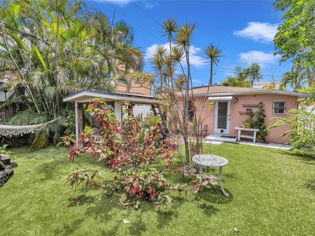 Home for sale at 1009 NE 6th St - photo 6051109