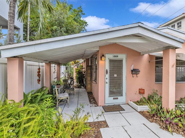 Home for sale at 1009 NE 6th St - photo 6051110