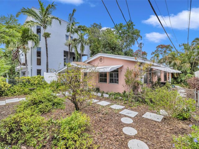 Home for sale at 1009 NE 6th St - photo 6051111