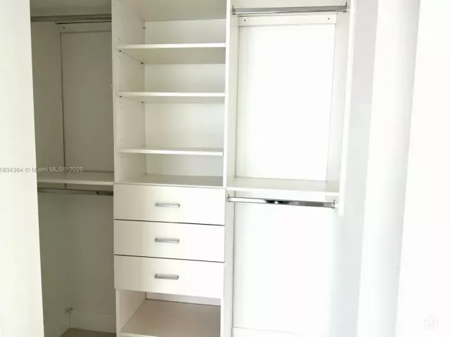 2-bedroom condo for sale in Miami - 92 SW 3rd St 1605 - MondialRealty