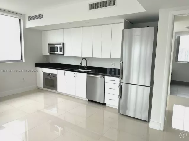 2-bedroom condo for sale in Miami - 92 SW 3rd St 1605 - MondialRealty