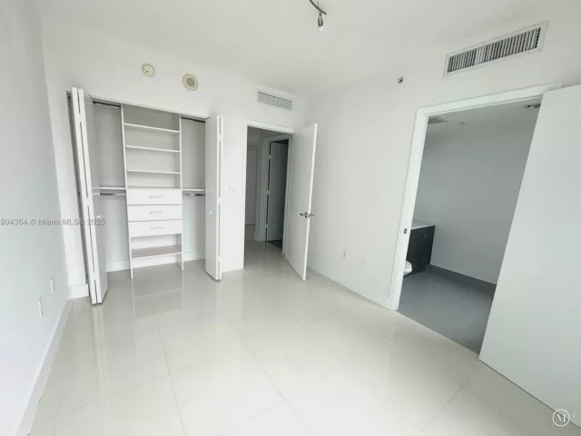 2-bedroom condo for sale in Miami - 92 SW 3rd St 1605 - MondialRealty