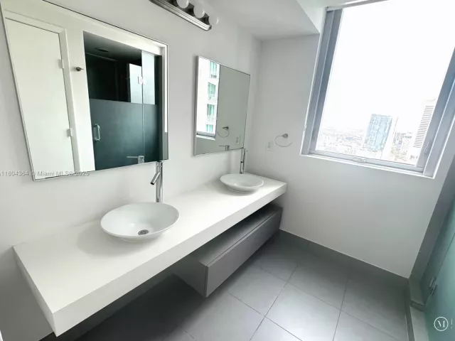 2-bedroom condo for sale in Miami - 92 SW 3rd St 1605 - MondialRealty