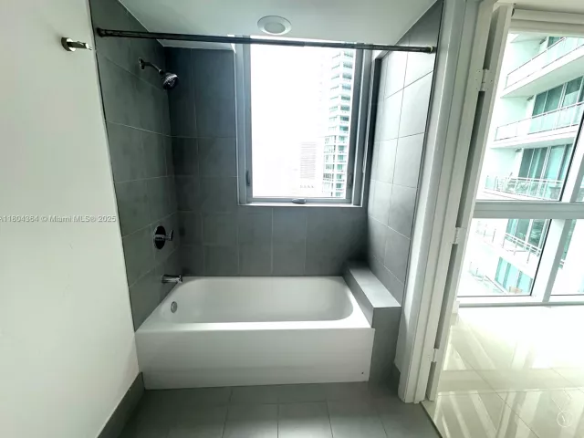 2-bedroom condo for sale in Miami - 92 SW 3rd St 1605 - MondialRealty