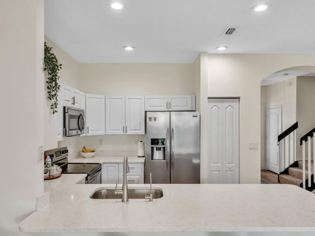 Home for rent at 6086 Seminole Gardens Circle - photo 6159371