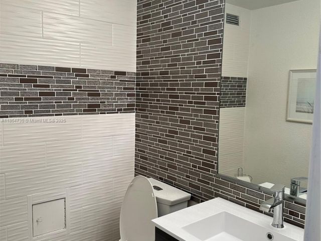 1-bedroom condo for rent in Hollywood - 2501 S Ocean Dr 1228 - MondialRealty