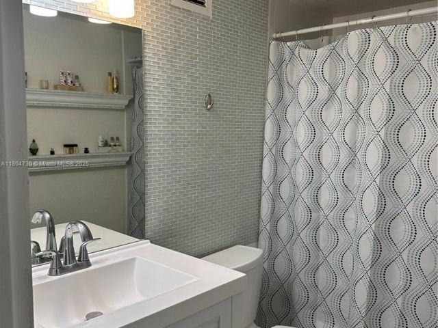 1-bedroom condo for rent in Hollywood - 2501 S Ocean Dr 1228 - MondialRealty