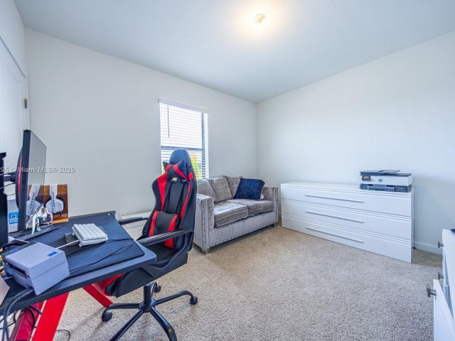 Home for rent at 715 SE 17th Ave 0 - photo 6046347