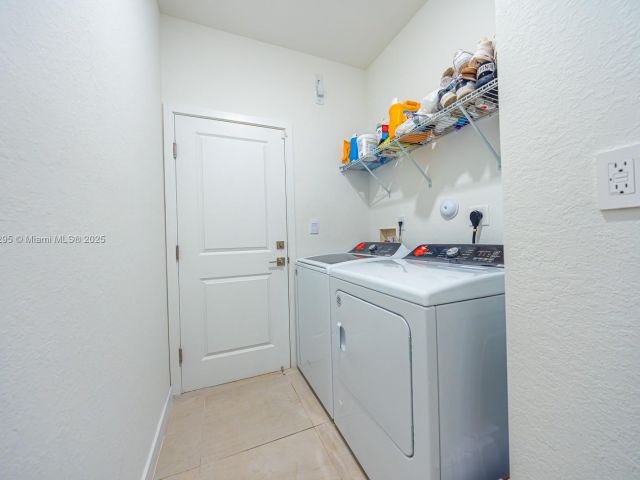 Home for rent at 715 SE 17th Ave 0 - photo 6046348