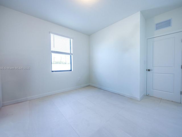 Home for rent at 715 SE 17th Ave 0 - photo 6046349