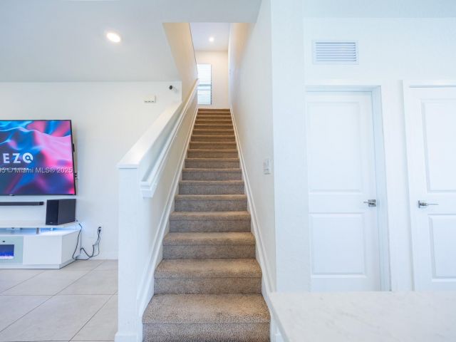 Home for rent at 715 SE 17th Ave 0 - photo 6046352