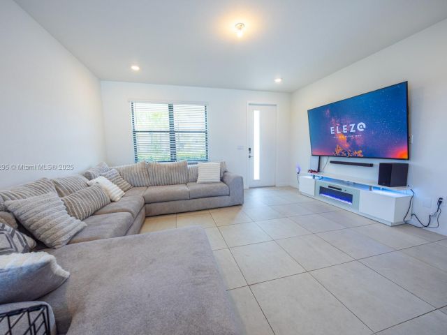 Home for rent at 715 SE 17th Ave 0 - photo 6046354