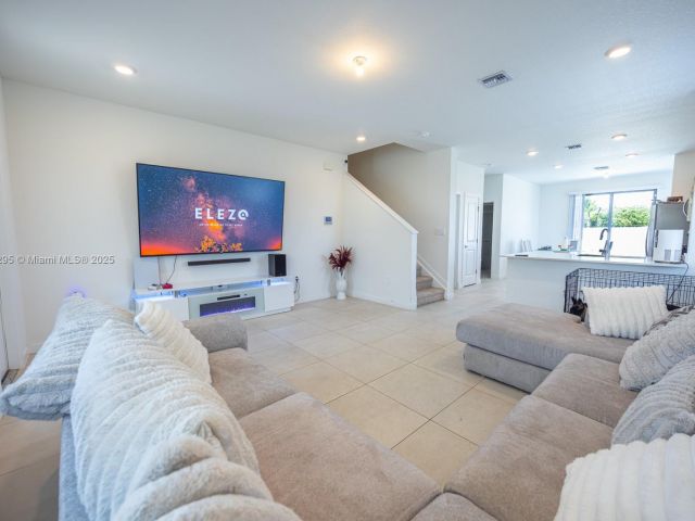 Home for rent at 715 SE 17th Ave 0 - photo 6046356