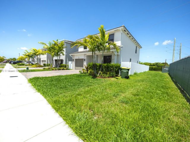 Home for rent at 715 SE 17th Ave 0 - photo 6046358