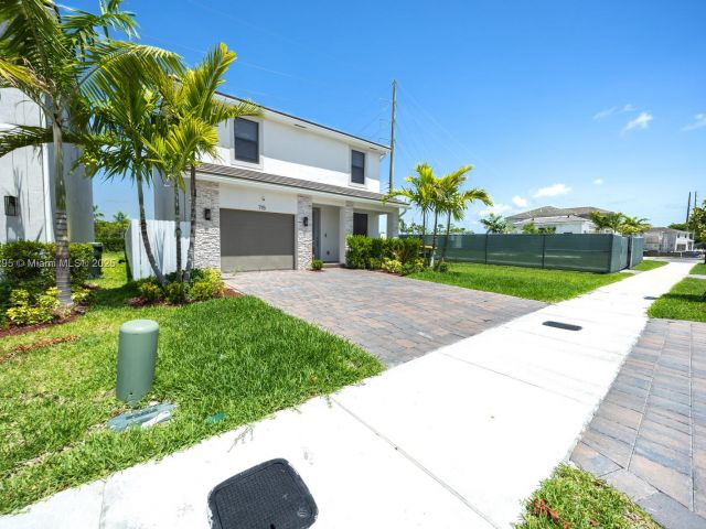 Home for rent at 715 SE 17th Ave 0 - photo 6046359