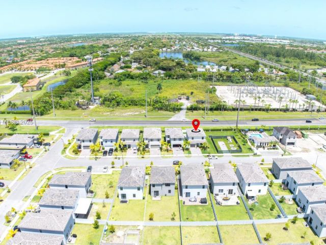 Home for rent at 715 SE 17th Ave 0 - photo 6046361