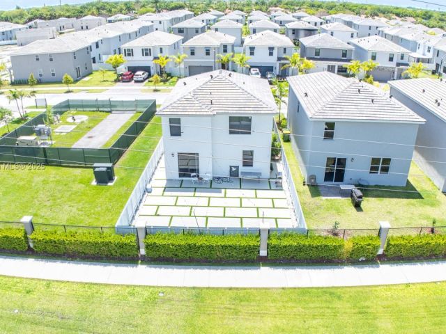 Home for rent at 715 SE 17th Ave 0 - photo 6046362