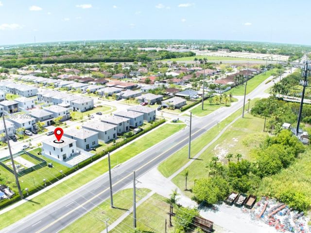 Home for rent at 715 SE 17th Ave 0 - photo 6046363