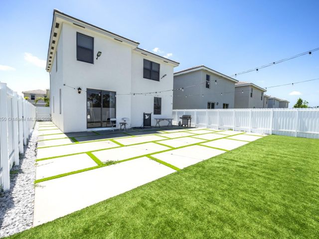 Home for sale at 715 SE 17th Ave - photo 6046377