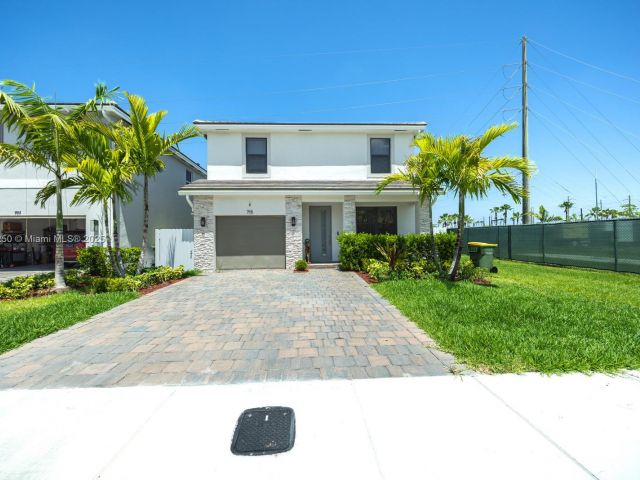 Home for sale at 715 SE 17th Ave - photo 6046380