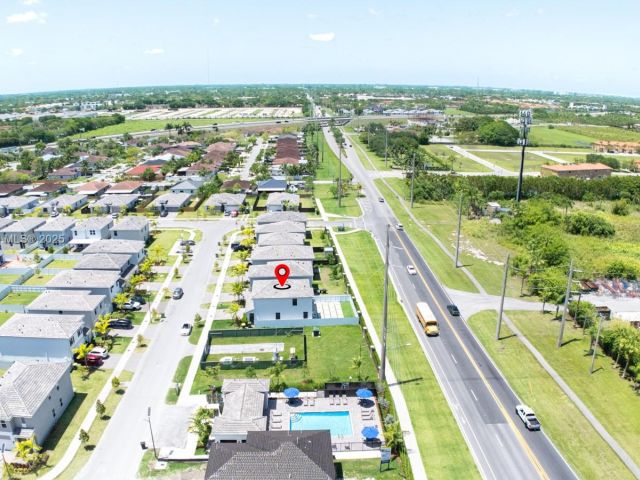 Home for sale at 715 SE 17th Ave - photo 6046384