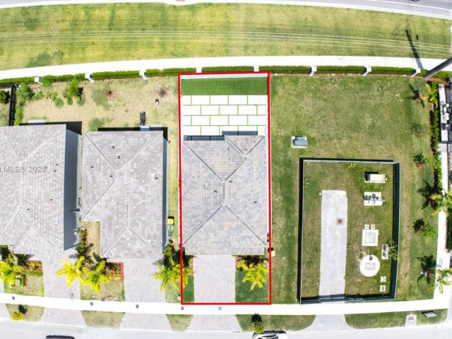 Home for sale at 715 SE 17th Ave - photo 6046385