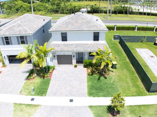 Home for sale at 715 SE 17th Ave - photo 6046386