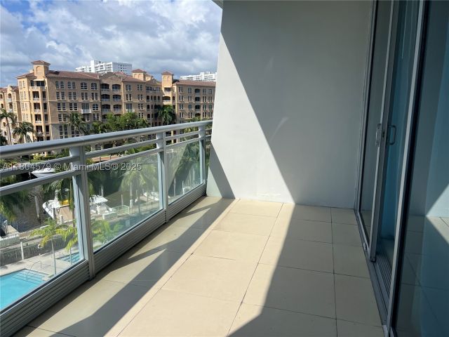 1-bedroom condo for sale in Aventura - 2950 NE 188th St 444 - MondialRealty