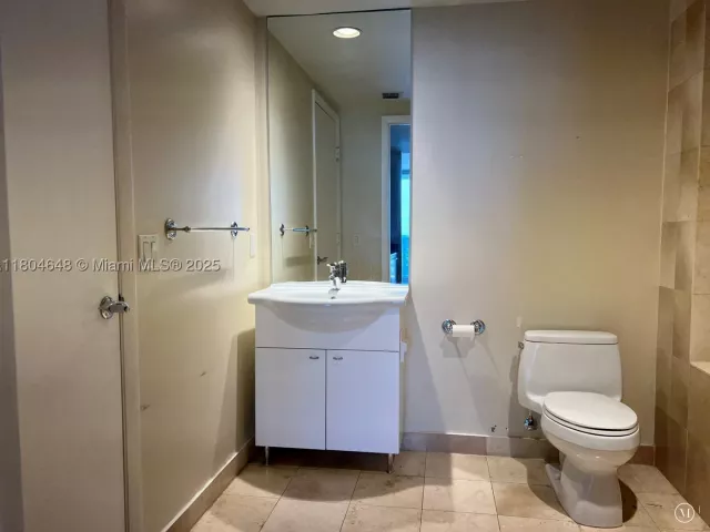 2-bedroom condo for sale in Hallandale Beach - 1800 S Ocean Dr 2006 - MondialRealty
