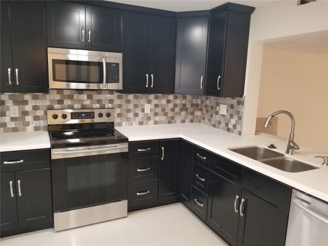 Home for rent at 907 NE 27th Ave 907 - photo 6044168