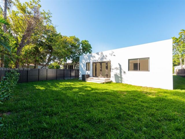 Home for rent at 120 NE 49th St - photo 6083527