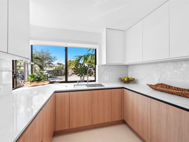 Home for rent at 120 NE 49th St - photo 6083530