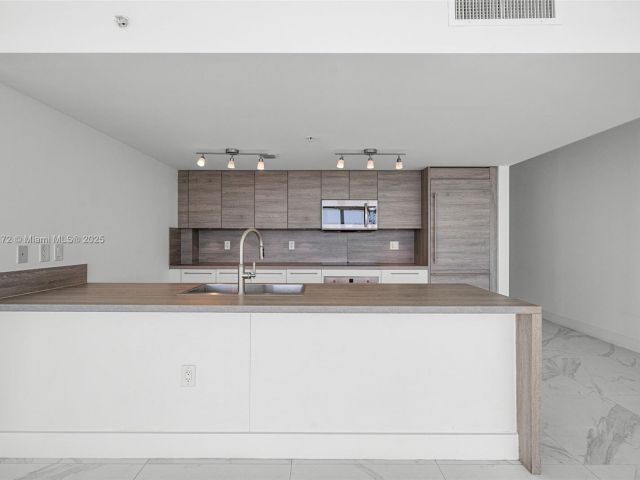 Apartment for sale  Unit #1005 - photo 6045904