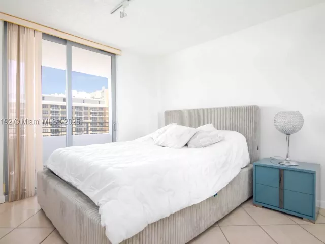 2-bedroom condo for sale in Miami Beach - 5555 Collins Ave 14U - MondialRealty