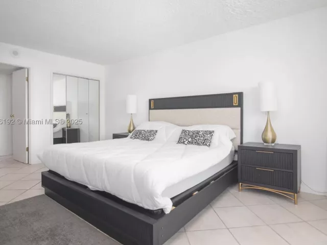 2-bedroom condo for sale in Miami Beach - 5555 Collins Ave 14U - MondialRealty