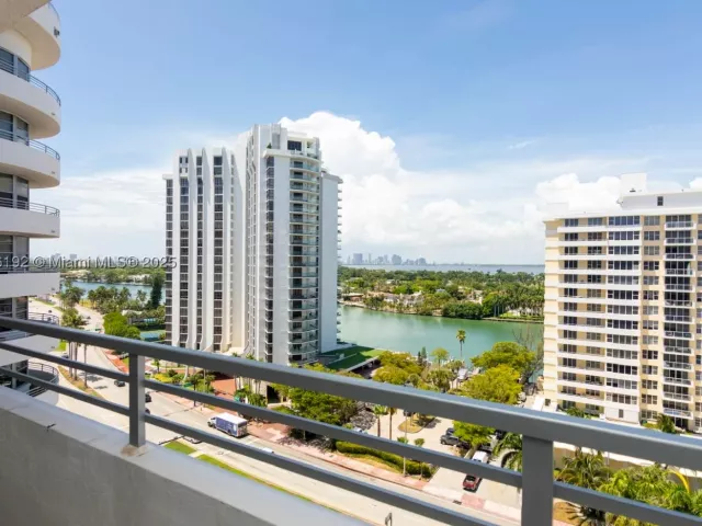 2-bedroom condo for sale in Miami Beach - 5555 Collins Ave 14U - MondialRealty