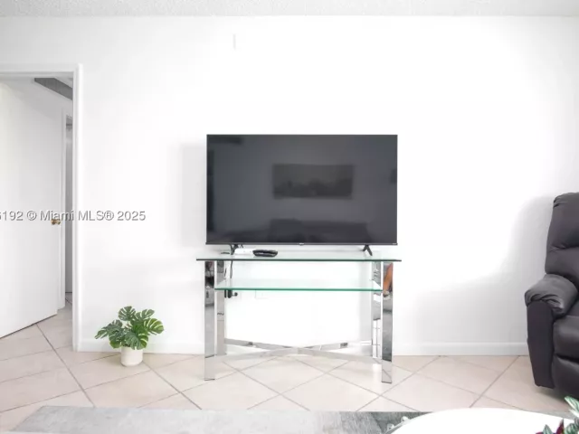 2-bedroom condo for sale in Miami Beach - 5555 Collins Ave 14U - MondialRealty