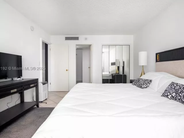 2-bedroom condo for sale in Miami Beach - 5555 Collins Ave 14U - MondialRealty