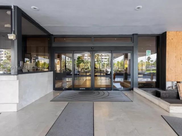 2-bedroom condo for sale in Miami Beach - 5555 Collins Ave 14U - MondialRealty