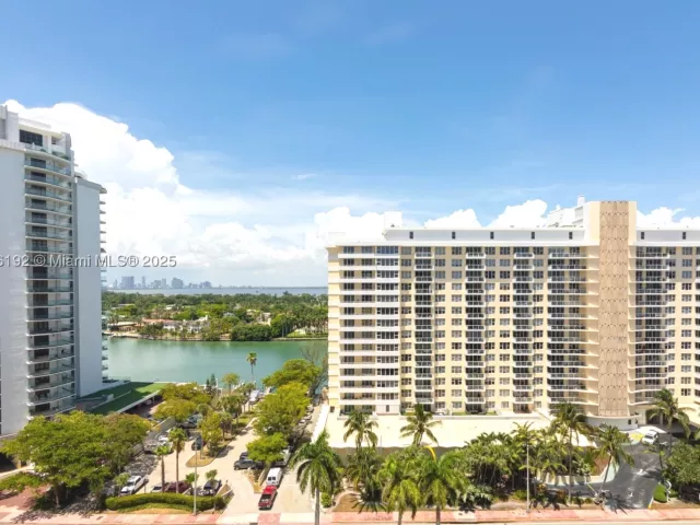 2-bedroom condo for sale in Miami Beach - 5555 Collins Ave 14U - MondialRealty
