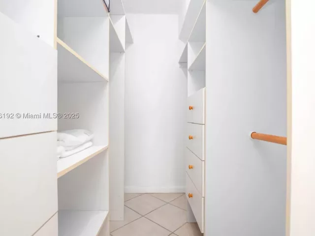 2-bedroom condo for sale in Miami Beach - 5555 Collins Ave 14U - MondialRealty