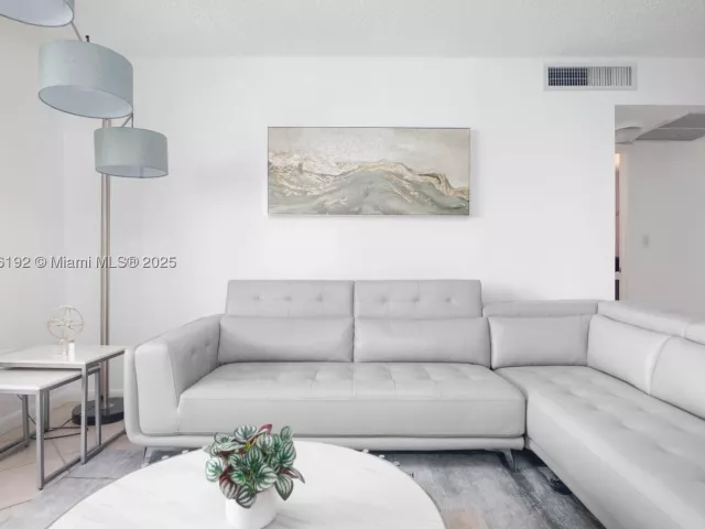 2-bedroom condo for sale in Miami Beach - 5555 Collins Ave 14U - MondialRealty